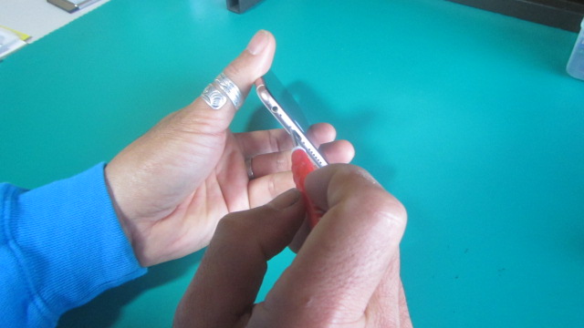 そこのネジを緩める