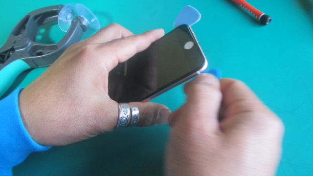 スクリーンと本体の隙間にピックを入れる