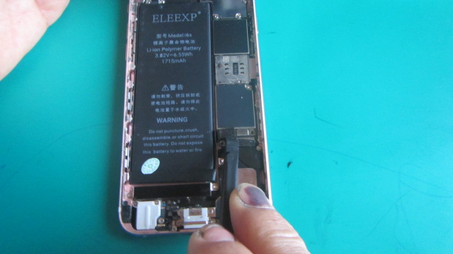 バッテリーのコネクタを外す